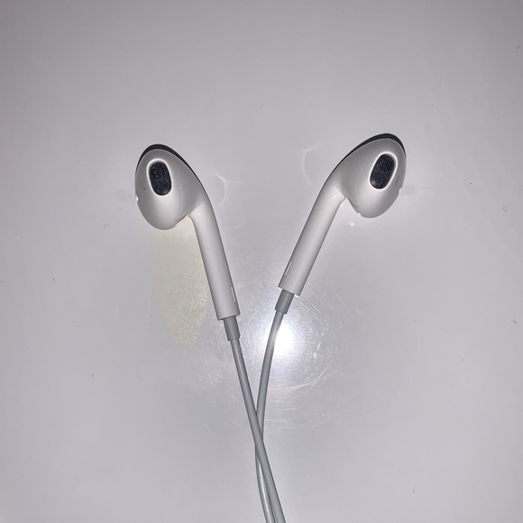 Apple Headphones with Lightning Connector - Picture 4 of 4